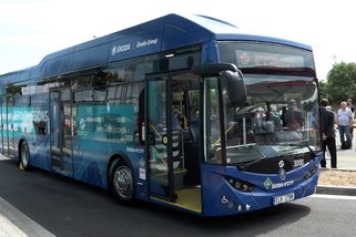 Za ním jen pára. V pražské MHD začal jezdit autobus na vodík - Novinky